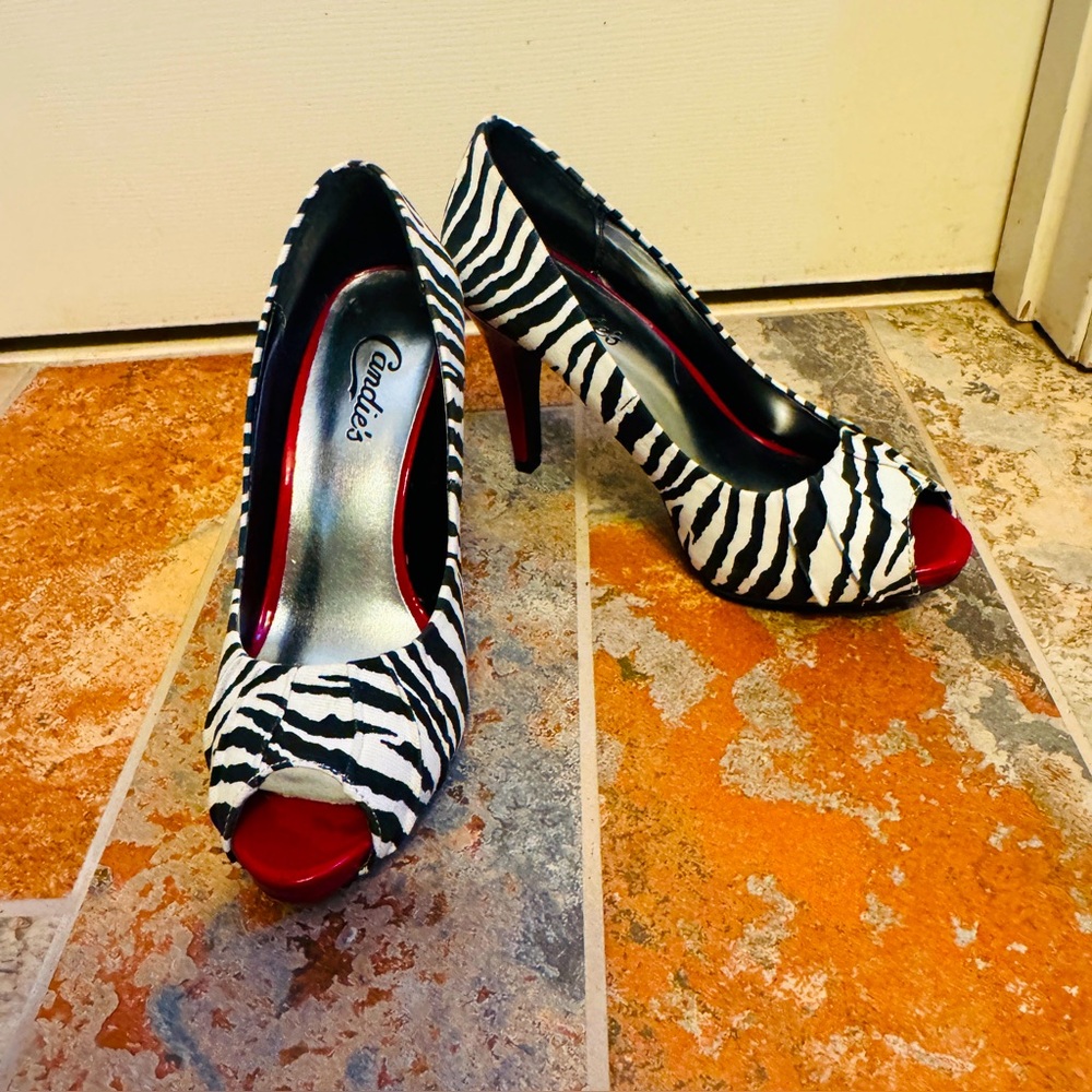 🍭Stunning Candie's Black & White Zebra Striped Peep Toe Red Stiletto Heels!